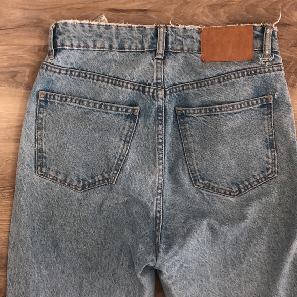 Zara Mom Fit Jeans. High-rise. Straight leg. Size 4. Light wash. - Picture 6 of 11